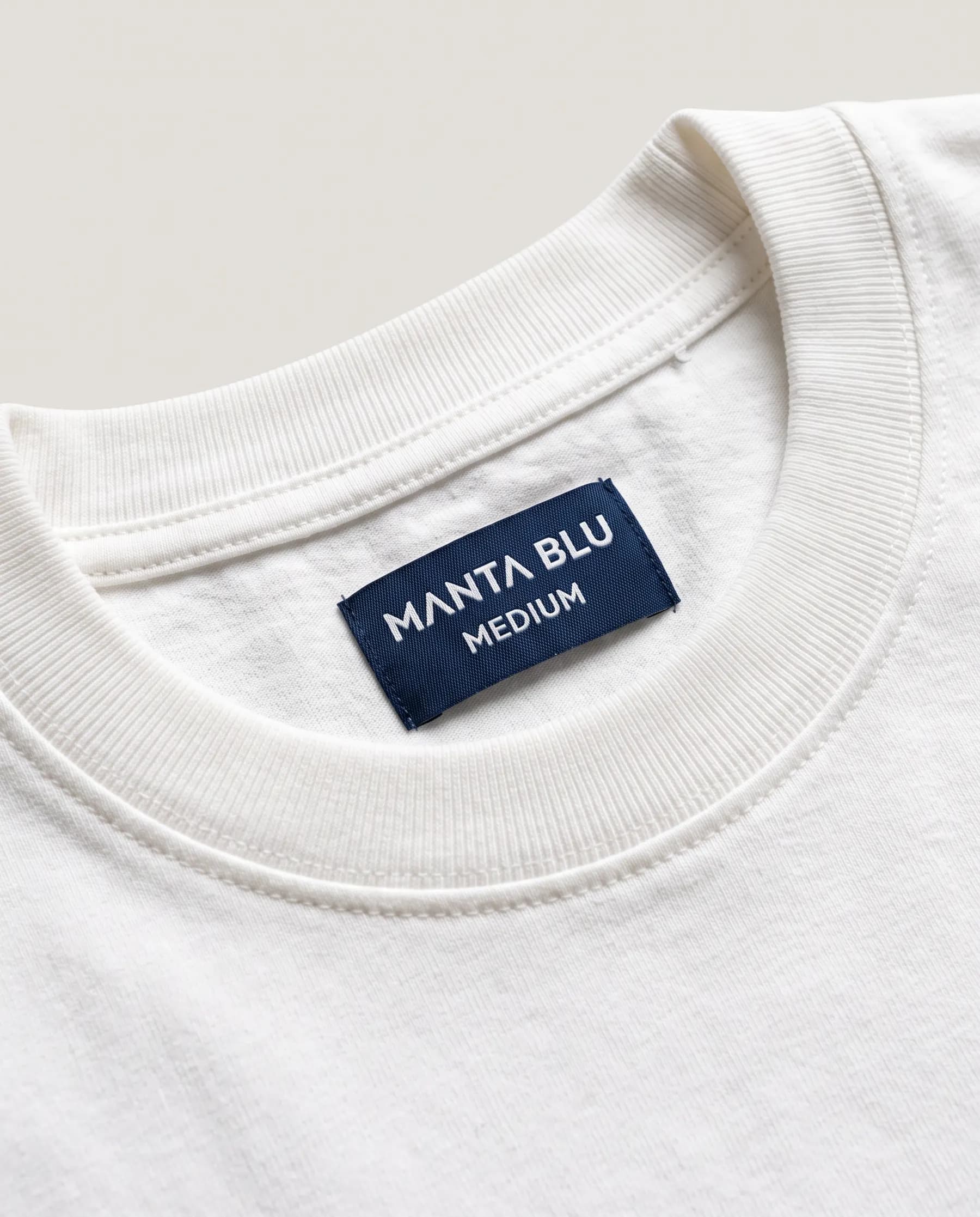 Navy woven MANTA BLU neck label